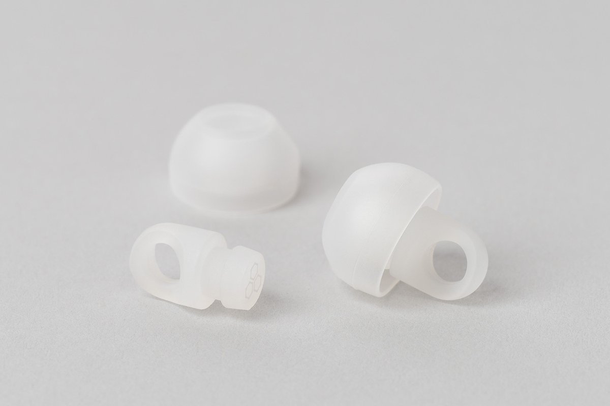 final_audio's tweet image. 【極小耳栓「YOKONE 横寝」に関する質問】
＜しっかり遮音タイプ＞
フォームとシリコンの良いとこ取りの最適設計「FUSION-G」を採用し、「圧迫感が少なく、高い遮音性」を実現しました。
全帯域に渡って遮音性が高く、すべての音を自然に大幅に低減します。