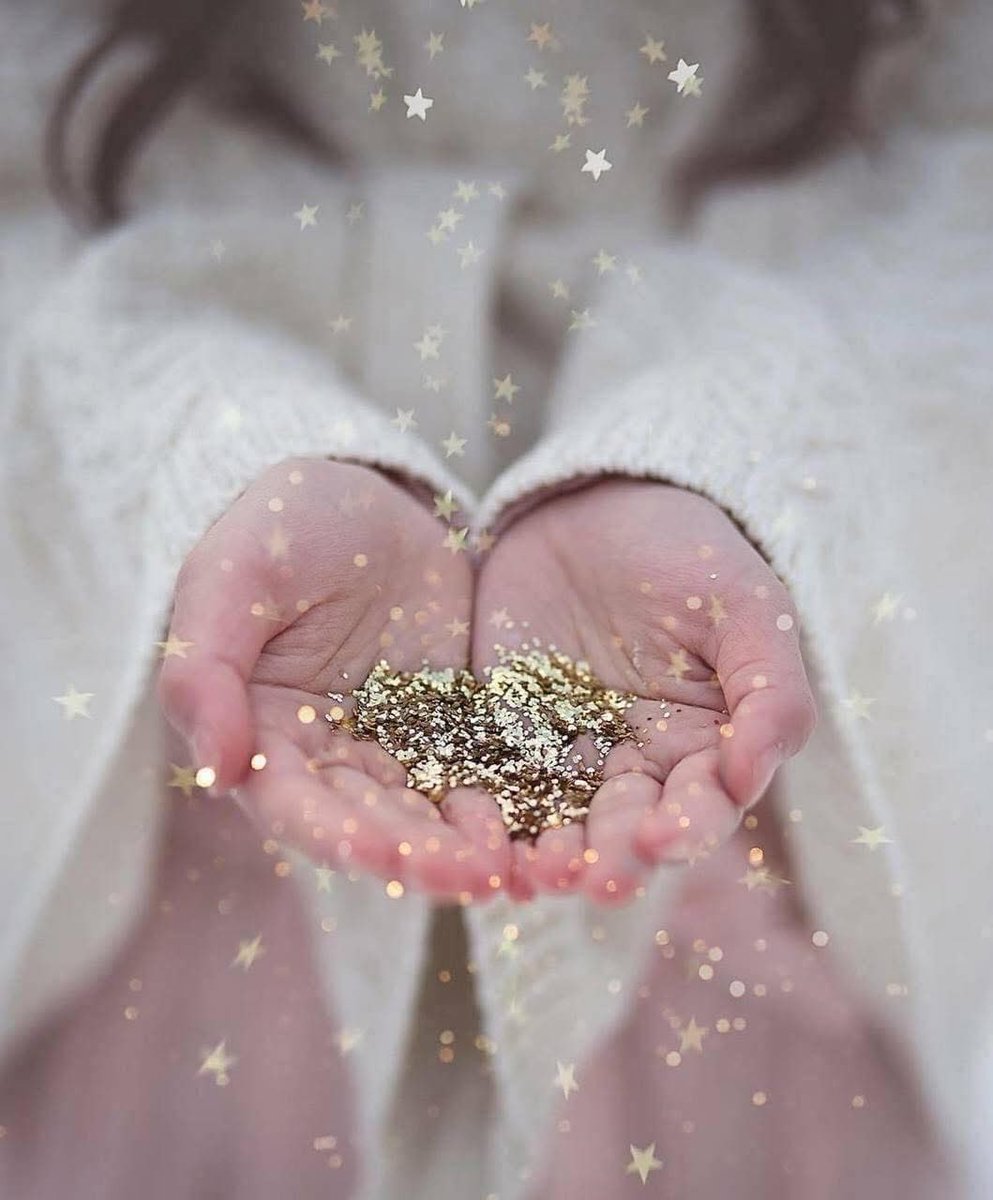 “Llena tus bolsillos con sueños,esperanzas,polvo 
de estrellas y semillas de arco iris, para sacarlos en tiempos oscuros, llenos de nada.”
#FelizNoche✨💫