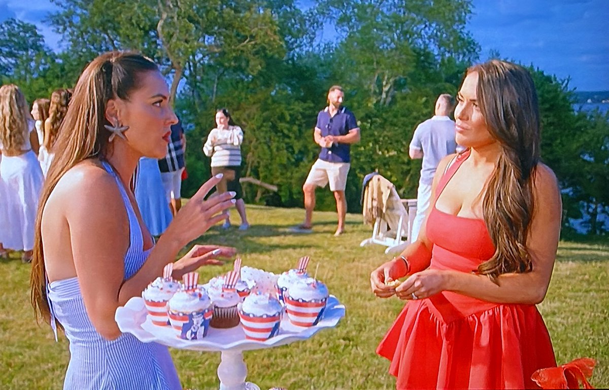 OolaFanForever's tweet image. So Kelsey is in a relationship with an older man, she’s been with him for eleven years &amp;amp; she’s only 31, he also dates other women, but she’s upset her costars are talking about her, in particular the only other young girl in the cast, Rosie. Ugh. Exhausting. #RHORI #Bravo