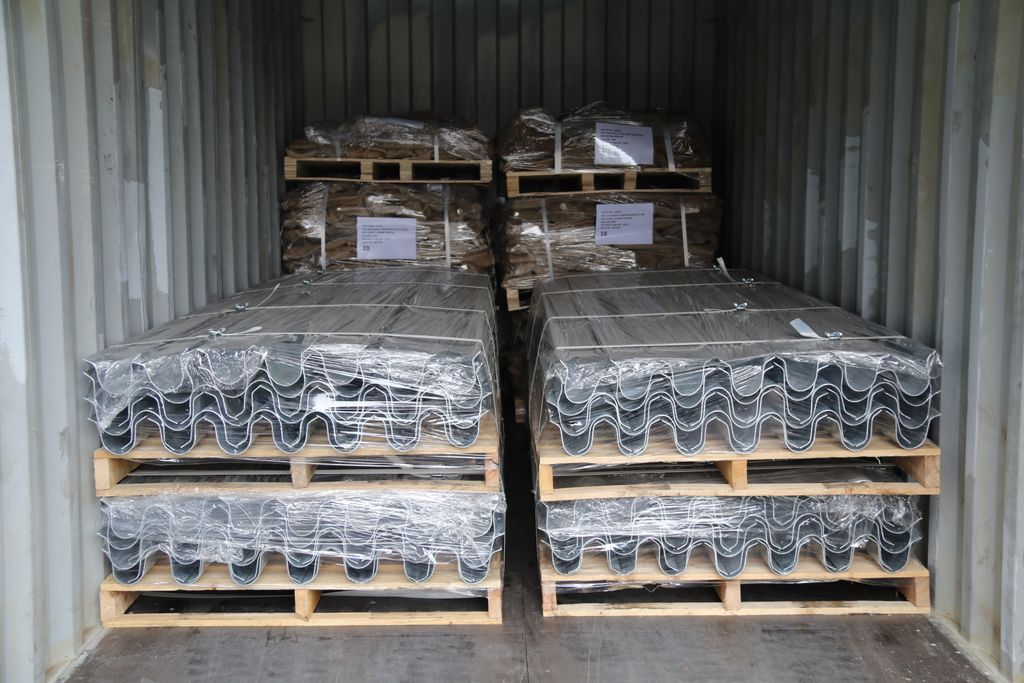 HebeiLine's tweet photo. Loading and shipping power fittings requires precision and care to ensure safety and reliability during transportation. 

#PowerFittings #Logistics #GlobalShipping #QualityControl #SafetyFirst https://t.co/htAtVoxXy2