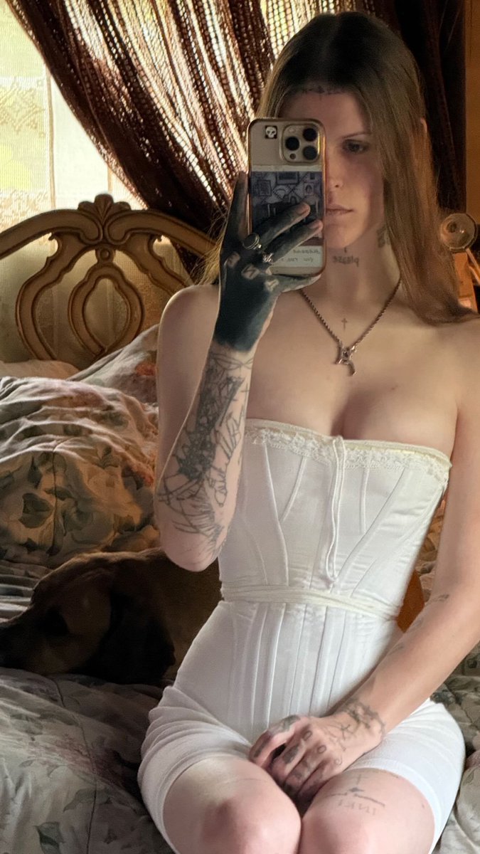 ||Laswells wife ; LIMONATA🇩🇪 tweet media