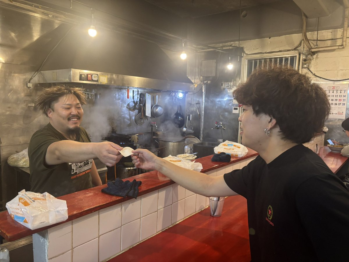 gallonchaan's tweet photo. がろんちゃん店、学割ラーメン始めます！
「学割ラーメン ハラヲカタレ」一律 ¥900

学割食券購入→食券貰う時に腹具合聞きます。
それに応じてこちらで量を決めて提供します！
心配だったらサイズ指定も○
汁なし変更も可能。

学生達、いっぱい食べきてね！ https://t.co/e257zQ0jQL