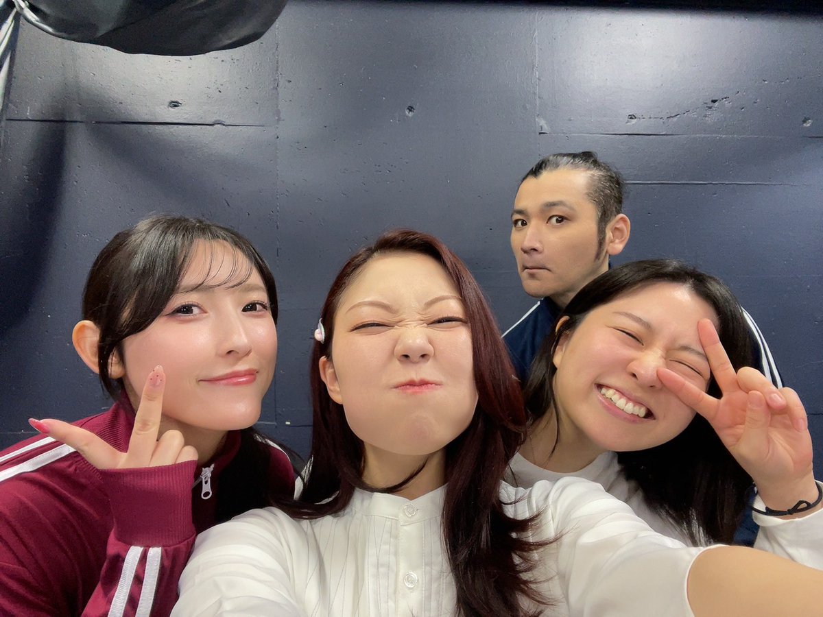 13_304suisui's tweet photo. 4月9日の #罪罰ふたり 終了🙌
「演出助手のときの仲間！」という脳みそだから、役者として同じ舞台に立ってたことにやや混乱。
共通の知り合うたちが一堂に介して法事みたいな気分でした🏃

残り3日8ステ。日によって全然違う武藤とあずさを観に来てください🙌
🎟️https://t.co/mMhhgvPPhs https://t.co/pyzrLRrLES