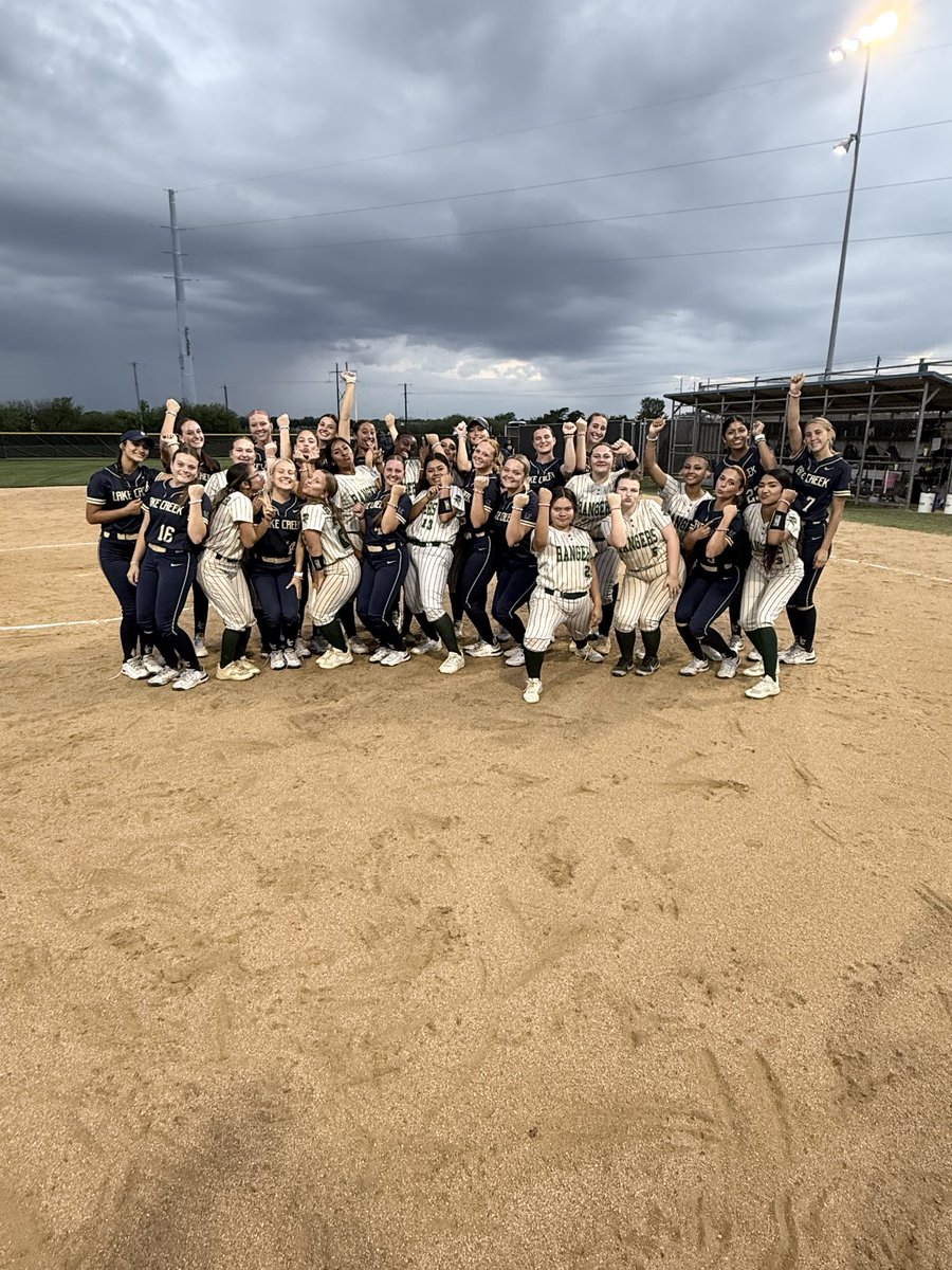 LakeCreek_SB's tweet photo. Road win with our Rudder friends 🫶🏼

𝘛𝘩𝘪𝘴 𝘵𝘦𝘢𝘮 𝘪𝘴 𝘤𝘭𝘢𝘴𝘴 𝘢𝘤𝘵, 𝘢 𝘭𝘰𝘵 𝘰𝘧 𝘳𝘦𝘴𝘱𝘦𝘤𝘵 𝘧𝘰𝘳 𝘵𝘩𝘦𝘪𝘳 𝘱𝘭𝘢𝘺𝘦𝘳𝘴 𝘢𝘯𝘥 𝘤𝘰𝘢𝘤𝘩𝘦𝘴! 𝘛𝘩𝘢𝘯𝘬 𝘺𝘰𝘶 𝘧𝘰𝘳 𝘵𝘩𝘦 𝘧𝘭𝘰𝘸𝘦𝘳𝘴 𝘢𝘯𝘥 𝘧𝘳𝘪𝘦𝘯𝘥𝘴𝘩𝘪𝘱 𝘣𝘳𝘢𝘤𝘦𝘭𝘦𝘵𝘴! https://t.co/yypIc6GNRP