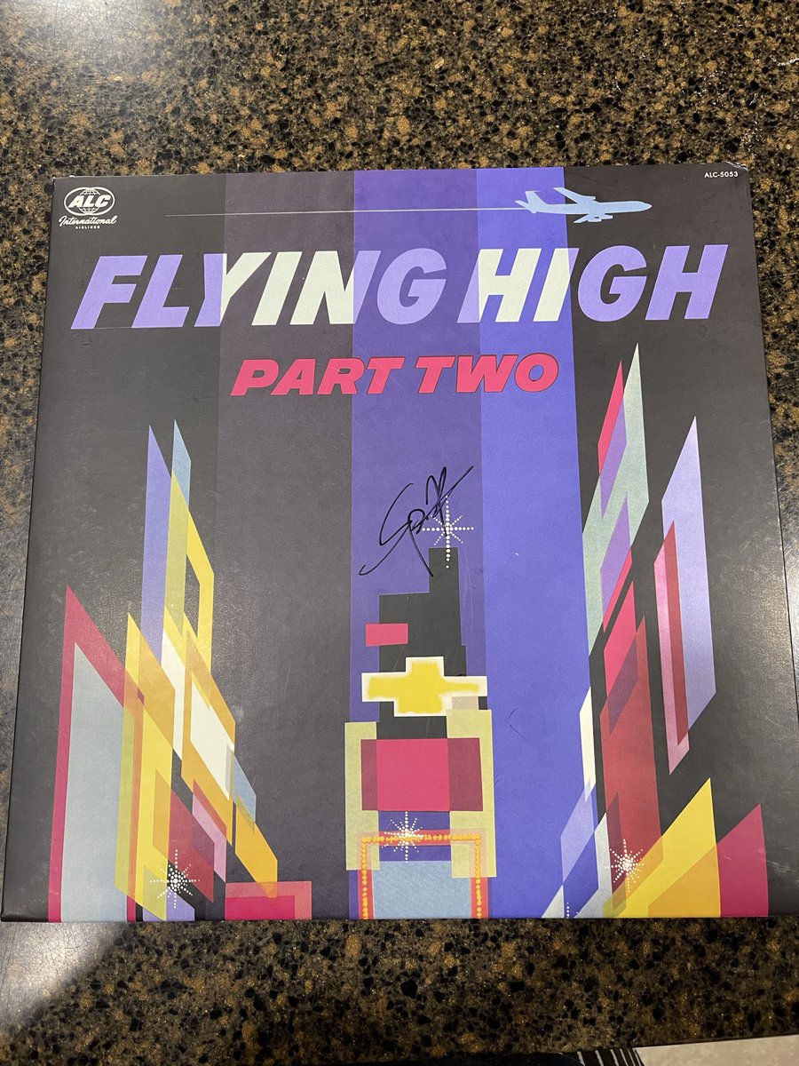TRIPSIXJOSE's tweet photo. I can’t believe I even got my vinyl signed . https://t.co/j969s7WuMz