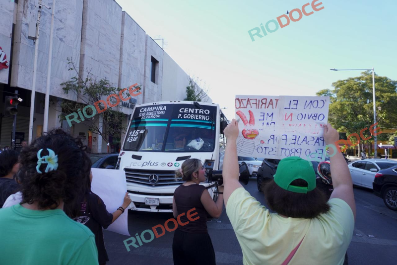 Riodoce_mx's tweet photo. En #Culiacán, #protestan contra el ‘tarifazo’ por el #aumento al #transportepúblico en Sinaloa.
👉https://t.co/FeKqxo7K6U https://t.co/vI0NMW6Fb3
