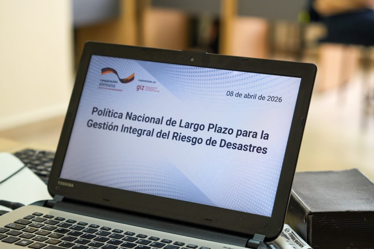 Riesgos_Ec's tweet photo. La SNGR lidera la co-construcción de la Política Nacional de Largo Plazo para la Gestión Integral del Riesgo de Desastres, con el apoyo del proyecto Ciudades Resilientes (CiRes) de la @GIZEcuador.

Se desarrolló un taller participativo en el Instituto de Altos Estudios Nacionales, este espacio convocó a actores del Sistema Nacional Descentralizado de Gestión Integral del Riesgo de Desastres, quienes aportaron desde sus competencias:
 
✔️ La identificación de causas estructurales que generan el riesgo en el país.
✔️ La validación y fortalecimiento del diagnóstico, con enfoque territorial e institucional.
✔️ La formulación de alternativas de solución orientadas a estapolítica pública.
✔️ La priorización de acciones estratégicas que orientarán los objetivos y decisiones de largo plazo.

@CaroLozanoHaro 
@GIZEcuador
