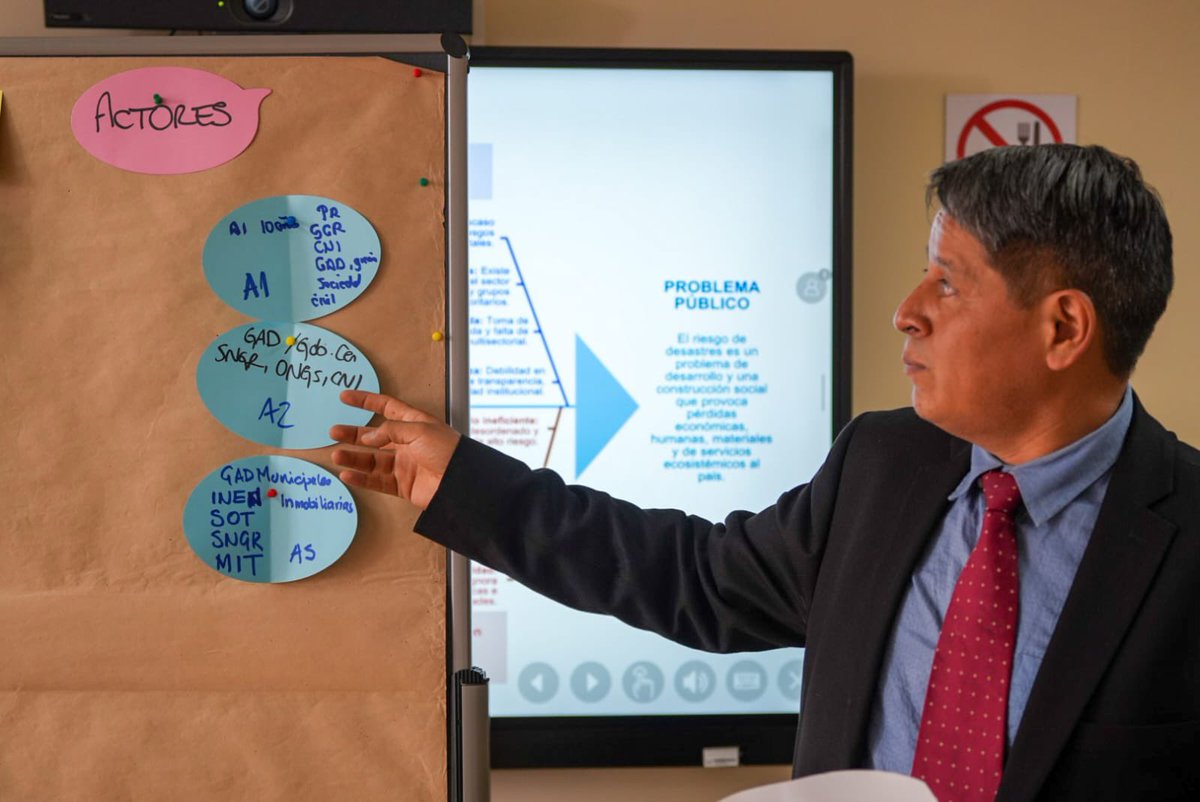 Riesgos_Ec's tweet photo. La SNGR lidera la co-construcción de la Política Nacional de Largo Plazo para la Gestión Integral del Riesgo de Desastres, con el apoyo del proyecto Ciudades Resilientes (CiRes) de la @GIZEcuador.

Se desarrolló un taller participativo en el Instituto de Altos Estudios Nacionales, este espacio convocó a actores del Sistema Nacional Descentralizado de Gestión Integral del Riesgo de Desastres, quienes aportaron desde sus competencias:
 
✔️ La identificación de causas estructurales que generan el riesgo en el país.
✔️ La validación y fortalecimiento del diagnóstico, con enfoque territorial e institucional.
✔️ La formulación de alternativas de solución orientadas a estapolítica pública.
✔️ La priorización de acciones estratégicas que orientarán los objetivos y decisiones de largo plazo.

@CaroLozanoHaro 
@GIZEcuador