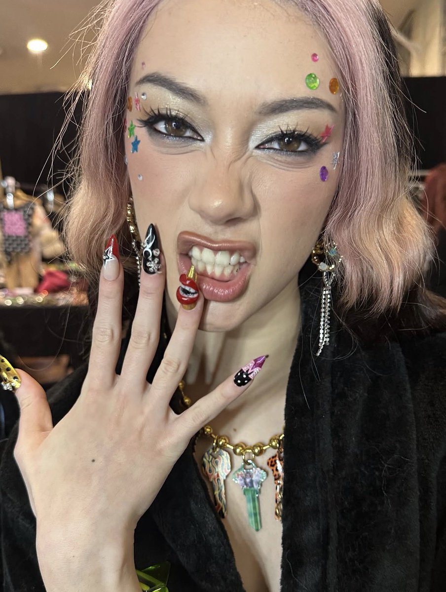 mia | ot6 🖤 tweet media