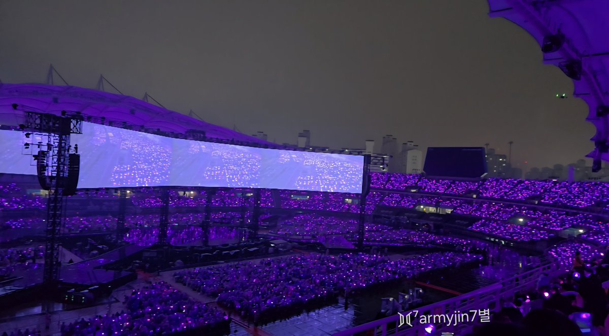841army7's tweet photo. BTS ARIRANG コヤン初日

前日に下見に行ったらメンバーのフラッグがお出迎え。リハーサル中で期待値MAX。
雨の中7人が一緒に目の前に出てきただけで感動😭お隣の海外アミさんのものすごい大きな掛け声のおかけで私も3階席でも声が枯れるくらい楽しめた♫

ほんとにKINGが帰ってきたんだー！！ https://t.co/PzDIcJACws