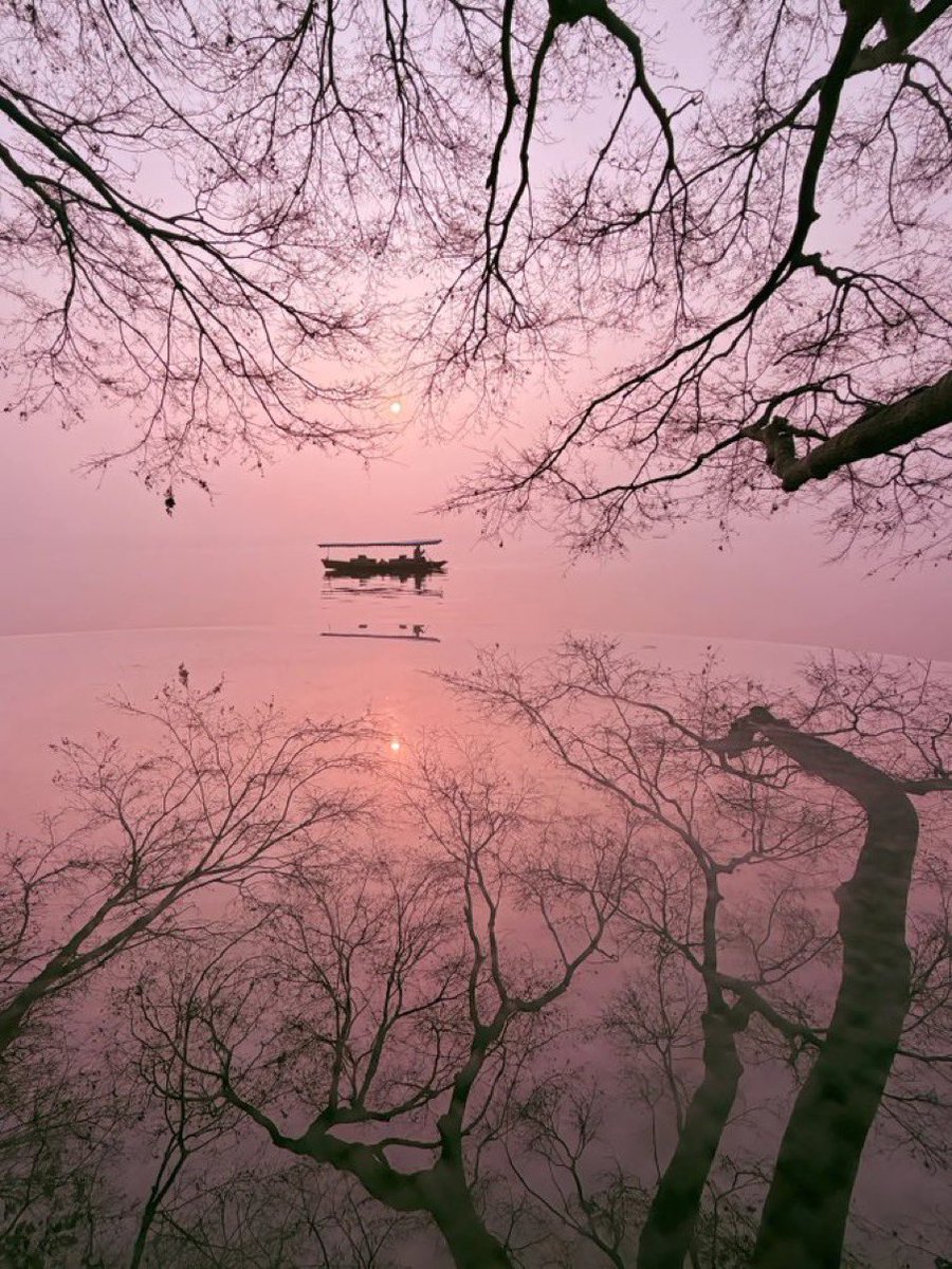 LucyZha94759559's tweet photo. 🌟 1890年，一个叫威廉·利华的肥皂厂老板在利物浦做了一个所有人都觉得赔钱的决定。他给工人一天砍掉两个小时的工时。从十小时变成八小时。工资不变。

他的合伙人差点从椅子上跳起来："工时少了，产量就少了。产量少了，利润怎么办？"

利华说："你先别急。跟我去车间看一圈。" 两个人站在肥皂生产线旁边，看了一个下午。

利华指着一个工人说："你看他。早上八点到现在，他切了多少块肥皂？" 合伙人数了数："大概四百块。"利华说："现在看他的手。" 那个工人的手在发抖。切出来的肥皂大小不一，废品率越到下午越高。

利华又指了指隔壁的女工："她从早上八点站到现在，腰已经弯了。她往箱子里装肥皂的速度，比早上慢了将近一半。"

他转过头对合伙人说： “你以为你买的是他们的十个小时。 其实你买的是他们的前六个小时。 后面四个小时， 你付了钱，但你买到的是疲劳、失误和废品。"
"我砍掉两个小时，不是在做慈善。 我是在砍掉那些我付了钱但什么都没买到的时间。"

合伙人半信半疑。三个月后，产量没有下降。废品率降了一半。工人的离职率降到了利物浦所有工厂里最低的。
利华还做了另一件事——他在工厂旁边建了一个村庄，叫阳光港。

房子带花园，有图书馆、游泳池和教堂。工人可以用很低的房租住进去。

报纸的记者来采访，问他为什么花这么多钱给工人盖房子。

利华说：

"因为一个睡得好的工人， 比一个睡在贫民窟里的工人， 每小时多切三十块肥皂。"

"你可以把这叫做善良。 我把它叫做算术。"

记者又问："你不怕别的工厂老板学你？"

利华笑了：

"我巴不得他们学。 但他们不会。 因为这笔账要到第三个月才看得见回报， 而大多数人的耐心只有三个星期。"
利华兄弟公司后来成了联合利华，今天全球最大的消费品公司之一。
阳光港至今还在。2024年，它被列为联合国教科文组织世界遗产。

一百三十年前给工人盖的房子，现在成了全人类的遗产。
利华晚年说过一句话：

"生意人总在想怎么从人身上多赚一点。 我只想了一件事—— 怎么让帮我赚钱的人， 每天少疲惫一点。 这两件事听起来相反， 其实是同一件事。"