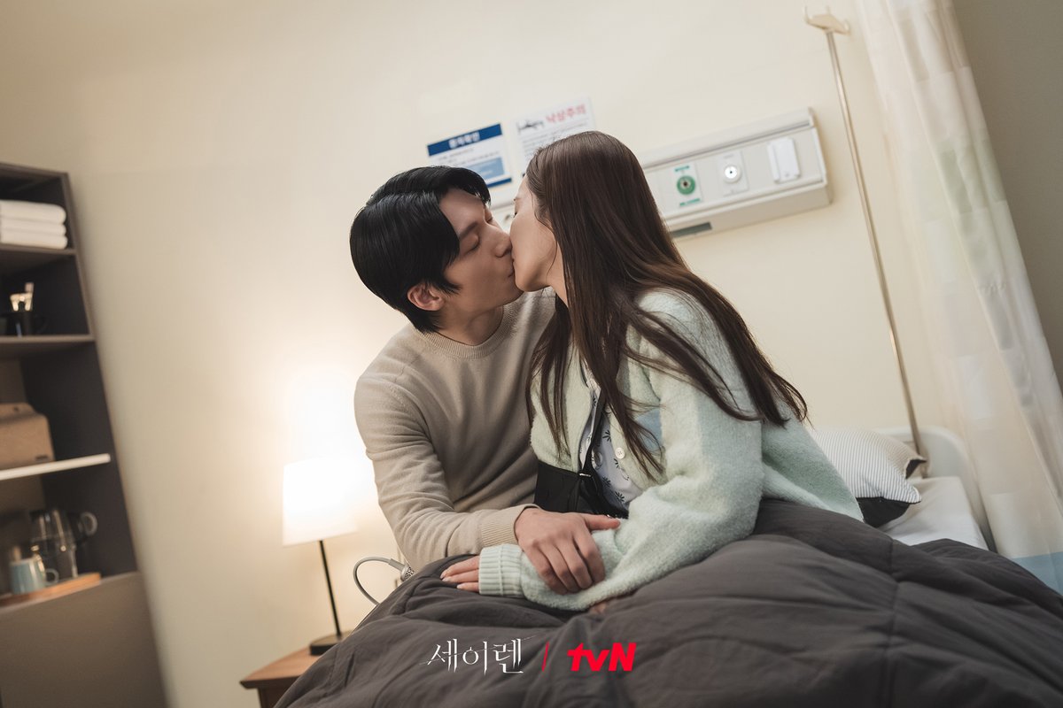CJnDrama's tweet photo. 고난 끝 행복 시작 💗
서로를 통해 상처를 극복한 설아X우석의
멈추지 않는 키스는 보너스💋 

#즐거움엔20tvN #세이렌 #SirensKiss #tvnsiren https://t.co/FruDVe9DIr