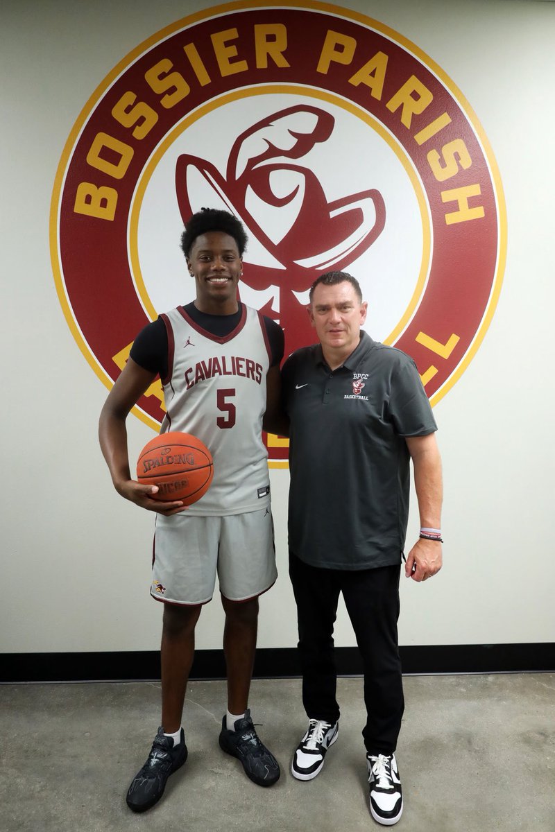 Jordan1Senegal's tweet photo. Whats up Bossier Parish ? ? ? Beyond grateful to meet with a great coach himself @CoachCajunMoore on today!! I wanna thank all the Coaches, Staff, players, and administrators who helped and made a great visit! #uncommitted #BossierParish #Cavaliers #basketball https://t.co/UaJYG28h3F