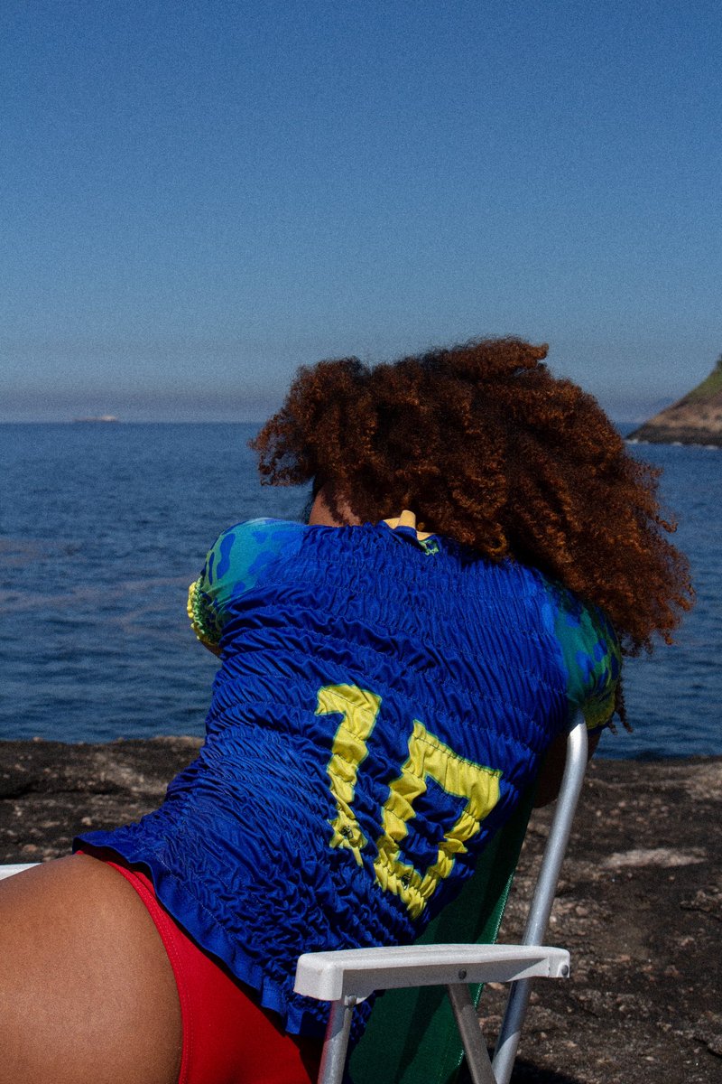 oficialmericia's tweet photo. menins procurando um lookinho gracinha pra copa.. eu bem fiz uma coleção de upcycling Brasil no meu insta de merch (sou artista, benhê) 🤍🫶🏾 vem ver! envio pra todo lugar https://t.co/uLeCWHYN6c