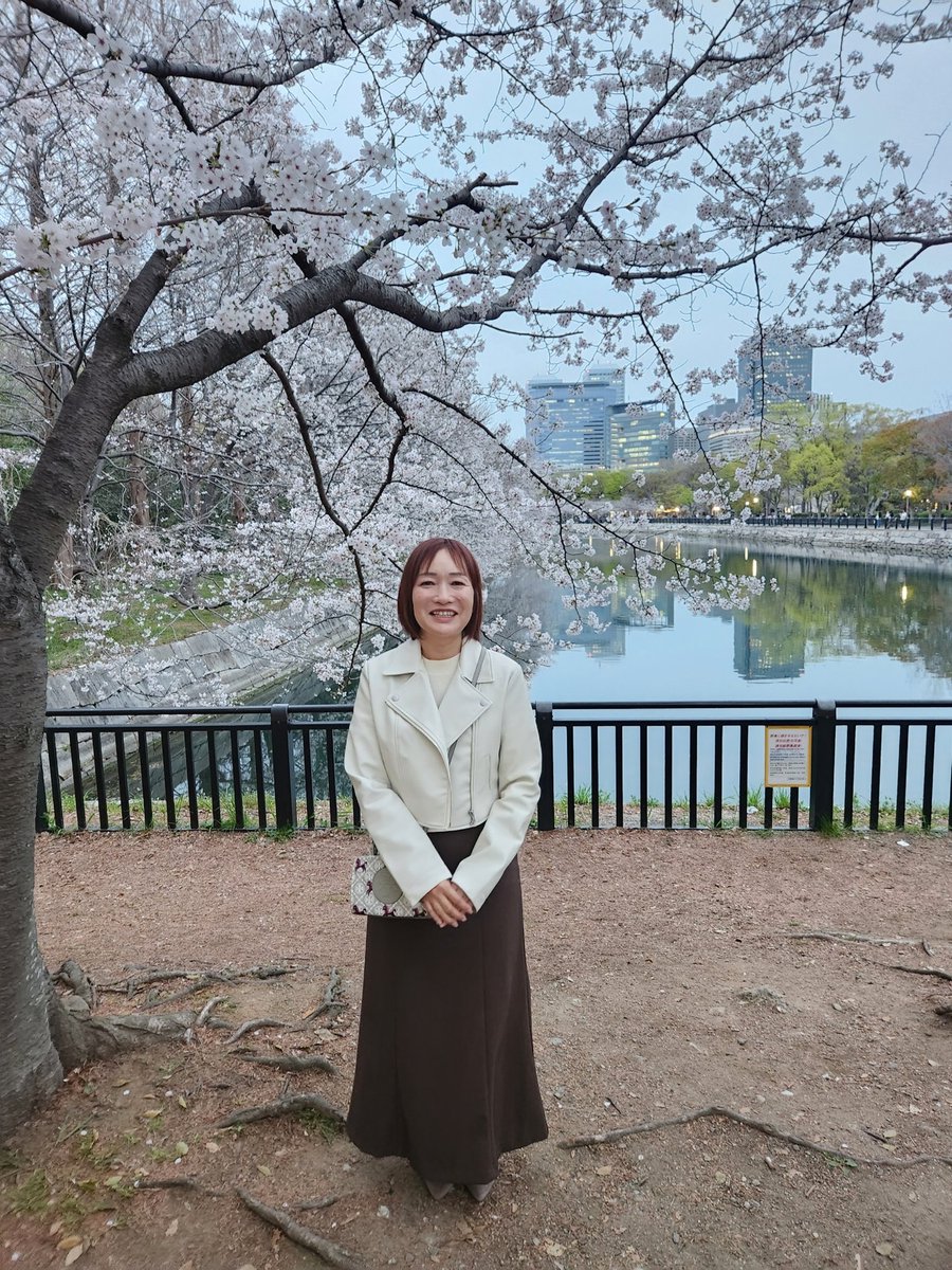 htaka817's tweet photo. 【きんようび お出かけ前に #聴くベッキー】

エフエムびざんで、毎週金曜11:00～14:00生放送📻️🎶

4月10日のテーマは「おべんとう🍙」
語呂合わせで、今日は「駅弁の日」です！
今週もメッセージ、リクエスト曲もお待ちしております🥰💕

今年のお花見🌸
大阪城公園🏯 https://t.co/b1omLSJFpE