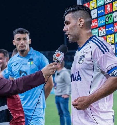 CelesteSoy16's tweet photo. En la siguiente foto podemos apreciar uno de los mejores delanteros de la historia y al lado están entrevistando a un tal Radamel Falcao. https://t.co/pvhMa6uwib