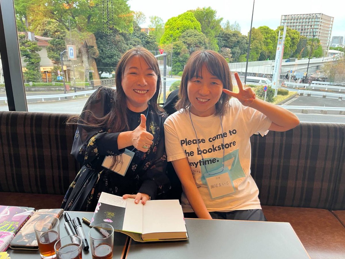 さすが本屋大賞、すごい作家の方がいっぱいいらっしゃいました。
二次会で村山由佳さんとお話しできたのですが、とんでもなく素敵な方でした。
優しくてて器が大きくてチャーミングで……。
本だけでなく村山さんご自身のファンになりました！
写真も撮っていただきました。