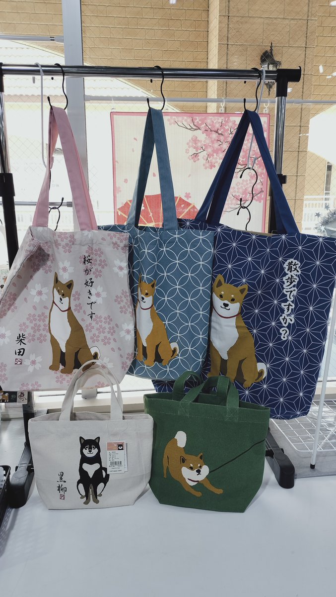 animalgoods_os's tweet image. #柴の日 に合わせて #柴 ちゃんグッズが色々入荷しています！🤩🐕
(入荷していたんですけど忙しくて宣伝出来なかった！🤣)

当店初入荷の THE SHIBA FACE 🏔🐶 #Tシャツ 👕はインパクトもあってお勧めです！😍
今ならM、L、XLとサイズもそろっています！😆🐕

#柴犬 #トートバッグ #雑貨 #雑貨屋