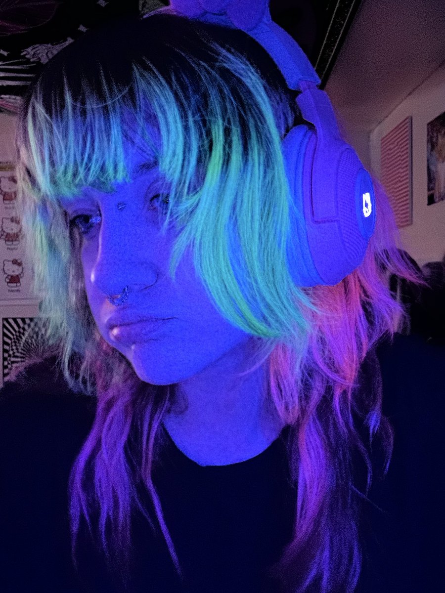 BXXX's tweet photo. hair glo in dark! :D https://t.co/62MBVPXVWj