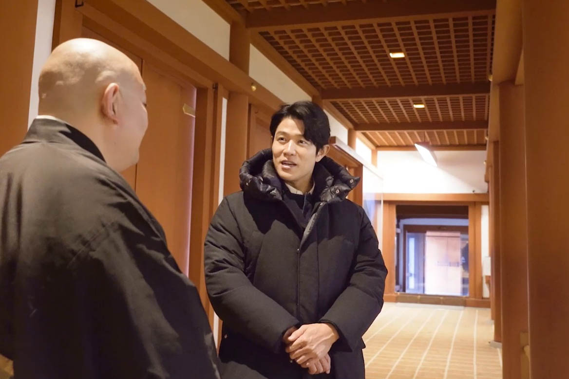 nara_cjr's tweet photo. ／
超過酷！ヒマラヤルート🏔️
＼

『大唐西域壁画（だいとうさいいきへきが）』のヒマラヤ山脈を描いた一場面の前で立ち止まった鈴木亮平さん。

玄奘三蔵の時代、唐（当時の中国）では私的な国外渡航が原則禁じられていました。
さらに外交関係の事情もあり、安全なルートを避けざる��得なかった玄奘三蔵が選んだのが、ヒマラヤ越えの過酷な道でした。
連なる峠は標高5,000メートル級。
過酷さは、想像を絶するものだったそうです。

撮影でヒマラヤに行ったことがある鈴木さんも実感を込めて
「…ヒマラヤ、大変ですよ。。。」

���1枚目：鈴木さん「撮影で行ったヒマラヤは5,000メートルちょっとでしたけど過酷で…とても人間が生きられる場所じゃないです」
📸2枚目：お坊さん「ヒマラヤはサンスクリット語で、”雪がたくさん置いてある場所”という意味なんですよ」
📸3枚目：不意打ちのダジャレ「この絵を描かれた人はヒラヤマです（笑）」→思わず吹きだす鈴木さん🤣

📍玄奘さん🐪エピソード
雪を布団に、氷を枕にして眠った――
そう伝えられています❄️

※『大唐西域壁画』は通常非公開。春と秋の特別公開期間のみ拝観可能です。

✨玄奘三蔵院伽藍『大唐西域壁画』特別公開！
・4月25日（土）～5月10日（日）
・5月30日（土）～6月8日（月）

#鈴木亮平 #薬師寺 #大唐西域壁画 #玄奘三蔵 #いざいざ奈良