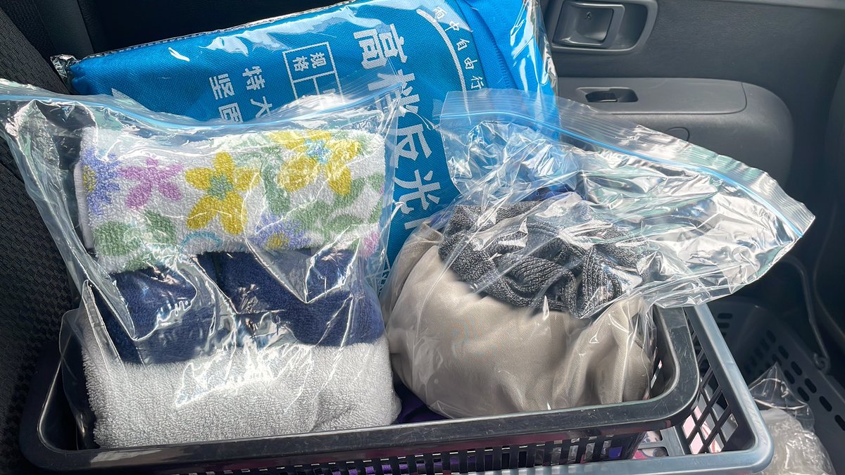 本日もAmazon配送中🚚
午後から関東雨予報☔
風邪などひかない様、着替えとタオルを用意しました☺️
雨風強そうなので雨ガッパも持参しました。
ドライバーの皆様お気を付けてご安全に👍#軽貨物