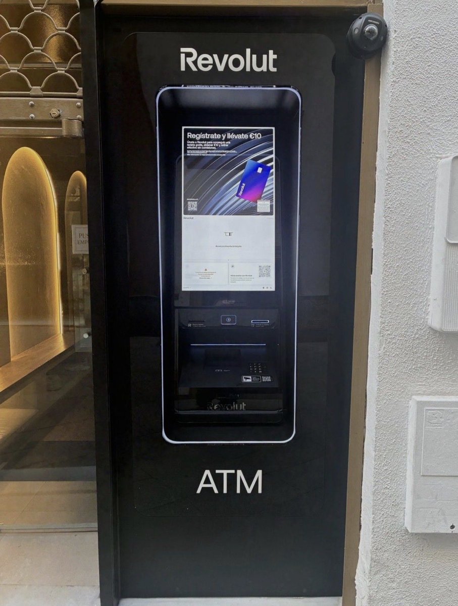 SBashmal's tweet photo. في Revolut لم تعد ترى الـ ATM مجرد ماكينة سحب، بل قناة اكتساب عملاء (Customer Acquisition Channel).
الجهاز الجديد يقدر:
•يفتح حساب بسرعة وبشكل متوافق مع KYC
•يطبع/يسلّم بطاقة خصم مباشرة
•يدعم سحب بدون رسوم + تعدد العمل https://t.co/dJwcnEtmeO