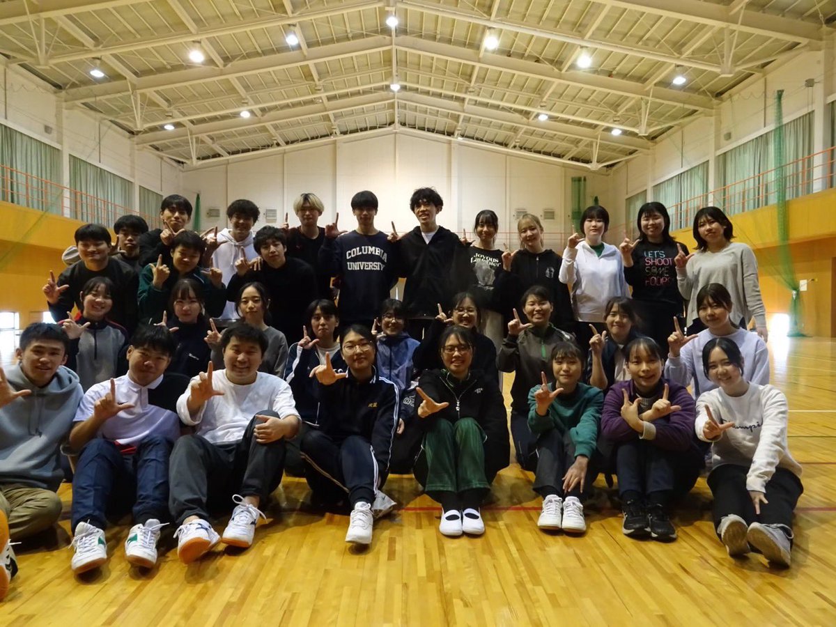FeeLink7's tweet photo. 【全体活動紹介　その3】

〜スポーツ大会〜
大学の体育館でチームに分かれてスポーツで競います🏃‍♀️
所属Pだけではなく学年、学科の垣根を超えてみんなで協力し合います！！
運動が苦手な人でも参加できるような競技もあるため毎年盛り上がります！
ぜひ皆さん一緒に楽しみましょう👍 https://t.co/QGnJ05j7pT