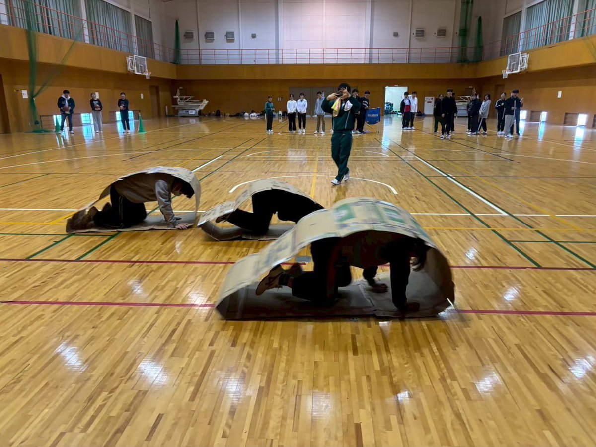 FeeLink7's tweet photo. 【全体活動紹介　その3】

〜スポーツ大会〜
大学の体育館でチームに分かれてスポーツで競います🏃‍♀️
所属Pだけではなく学年、学科の垣根を超えてみんなで協力し合います！！
運動が苦手な人でも参加できるような競技もあるため毎年盛り上がります！
ぜひ皆さん一緒に楽しみましょう👍 https://t.co/QGnJ05j7pT