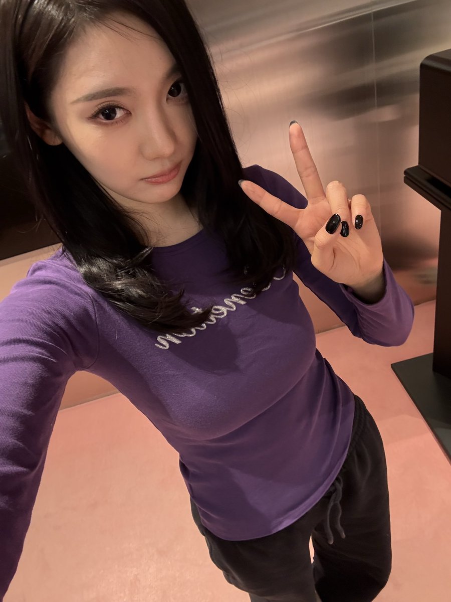 Yizhuae's tweet photo. Ning!kitty back in action with her purple tee, https://t.co/dmsEukH0Jt