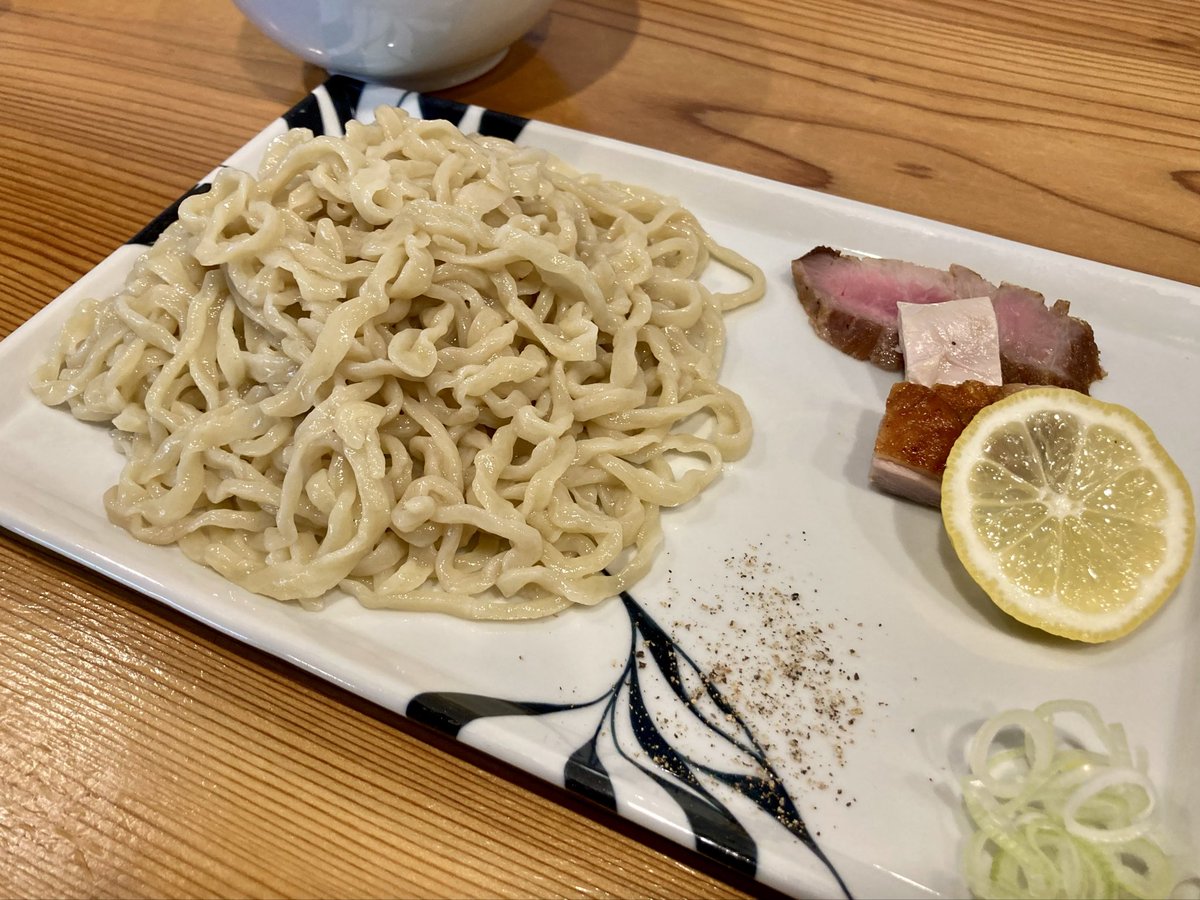 hiropoyo03's tweet photo. 北浦和にあるらーめん「かねかつ」。御茶ノ水の「大至」で修行された大友勝さんが2013年7月に川口でオープンし、2022年7月に現在の場所へと移転リニューアル。
第26回TRY大賞の総合1位、第22回から名店つけ麺清湯部門で5連覇を達成しています🏆
食べログ百名店2019-2021、2023-2025に選出✨

店名の由来は、祖父の名前から。

メニューは、らーめんやつけめん、あぶらそばの三種類（SP含む）＋限定。以前は、ご自身が働いていた丸山製麺の特注中太麺を使っていたそうですが、今は自家製の平打ち縮れ麺を使用されています。

木製看板の傍らにあるフラワーホルダーに花が挿してあれば、営業中の印だそうです