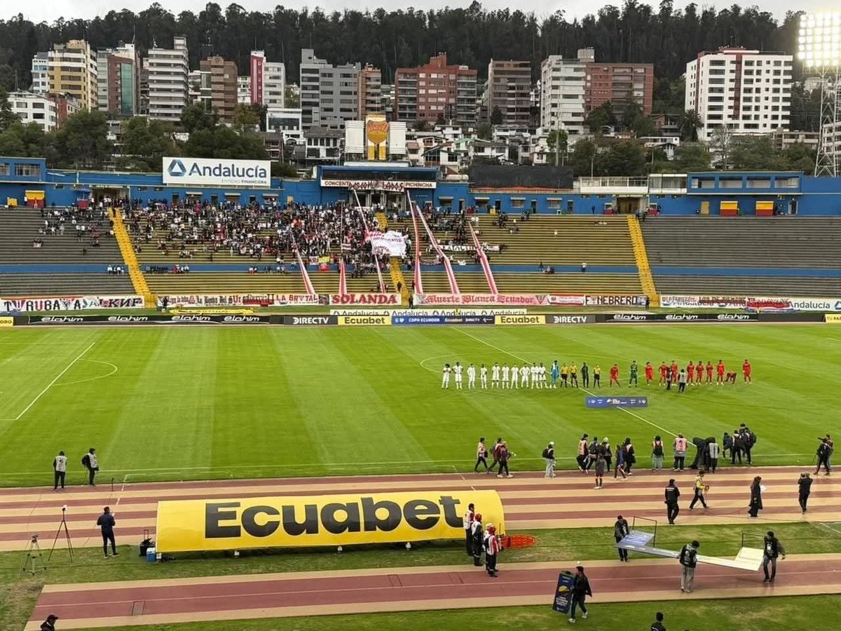 Maxlez00's tweet photo. @DrlsaacAlvarezf Pero llevas menos gente que Emelec al Atahualpa https://t.co/WttXOrG412