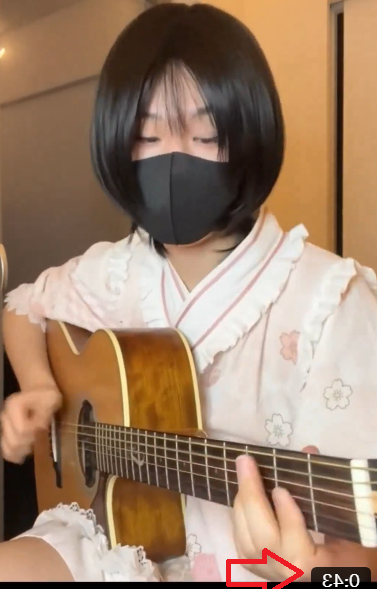 Yo creo que ella es zurda, ( left-handed) no comunista.