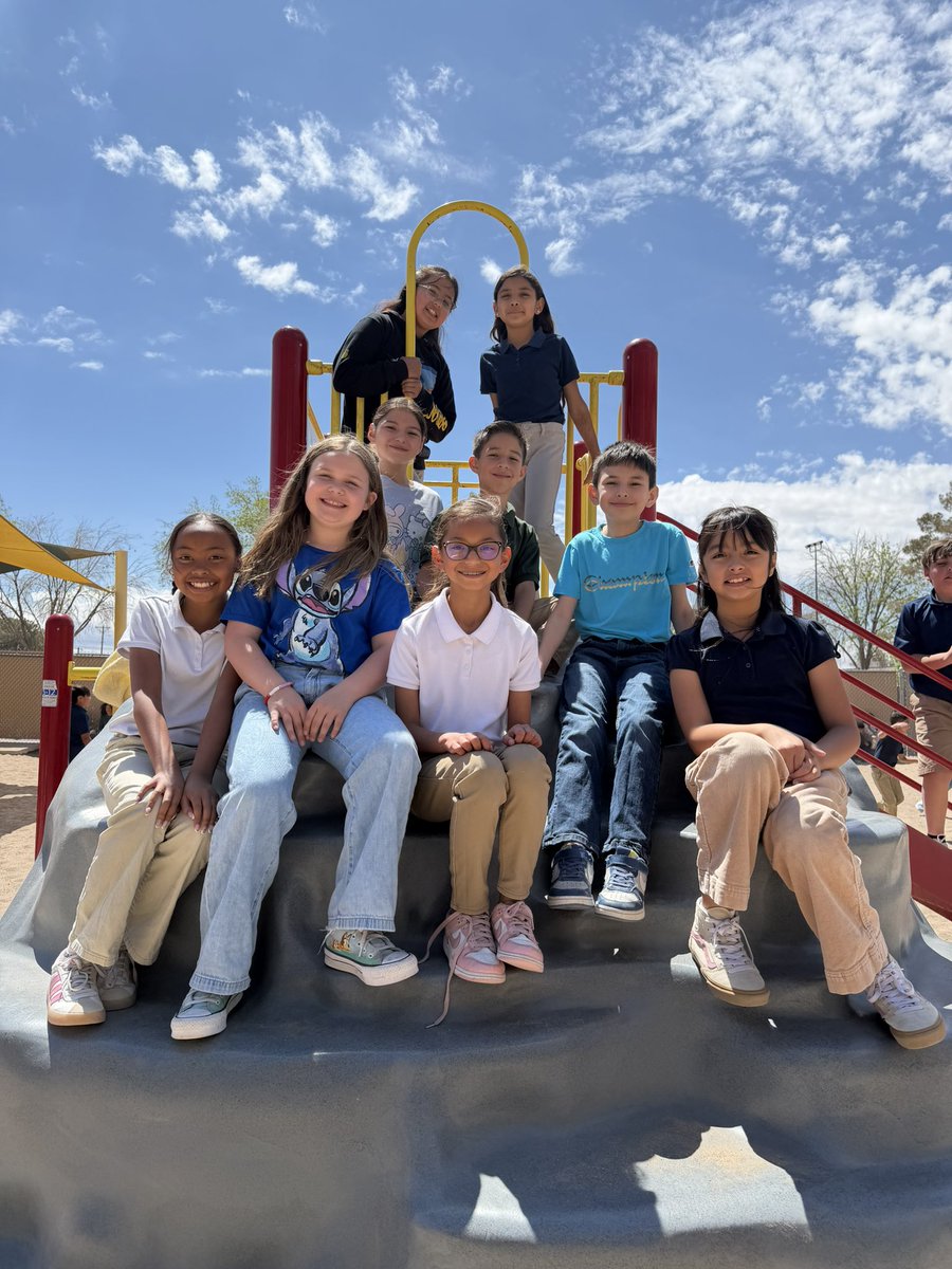 JJHansen26's tweet photo. Happiness is…spending time with these Hornets during recess! 

They make my heart smile! #TeamSISD #ThrivingAtTheHive https://t.co/6fhcTvfxfF