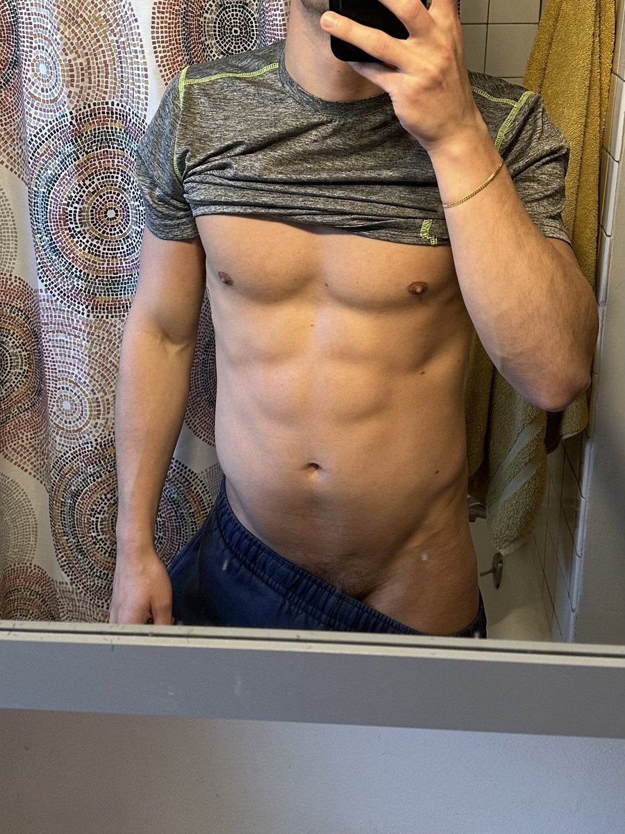 denph6389's tweet photo. You know you’re getting bigger when the shirts start getting tight 😈💪🏼 https://t.co/nM59APlZ2p