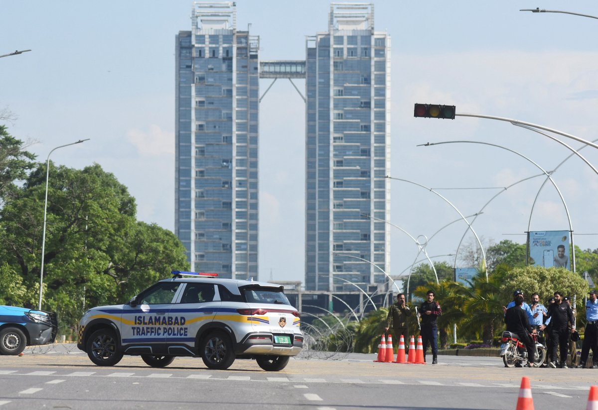 ChinaDaily's tweet image. #Pakistan has stepped up security and logistical preparations as delegations from the United States and #Iran are expected to arrive in Islamabad for high-stakes talks aimed at easing tensions in the #MiddleEast following a recently announced two-week ceasefire. #US