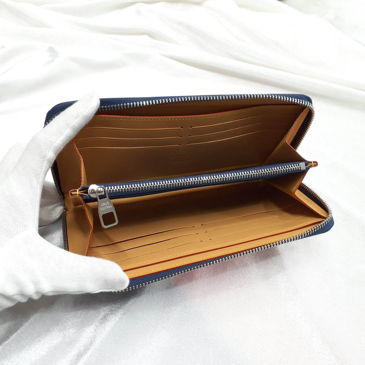 2024年日本限定モデル
ジッピー･ウォレット ホリゾンタル M26856

仕様:ファスナー式小銭入れ×1 カード入れ×12 オープンポケット×2 マチ付きオープンポケット×2

右下の｢MARQUE L.VUiTTON DEPOSEE｣は､フランス語で｢登録商標ルイ･ヴィトン｣を意味するそうです😊
#ブランド #入荷 #販売 #栃木市