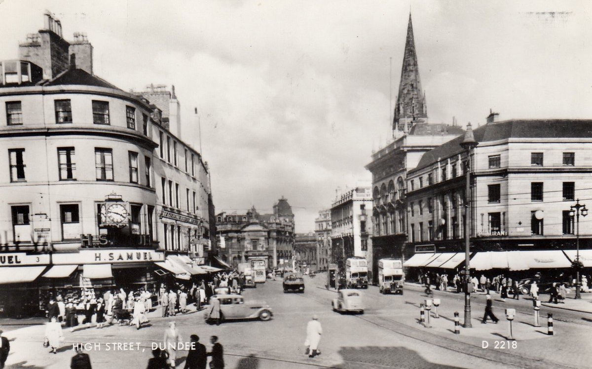 postcard13's tweet image. #ShopfrontFriday
Dundee
High Street, postcard used in 1962, H Samuel’s the jewellers shopfront, sun awnings up, cars in the centre long before pedestrianisation 

#dundee
#postcard
#oldpostcard