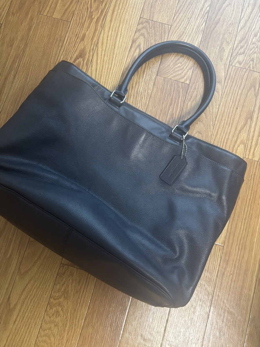 rise7014's tweet image. coachのトートバックが
帰ってきた✨

持ち手が壊れて、修理してもらっていたカバンが半年ぶりに帰ってきた！
クリーニングもしてもらって
ピカピカ✨

一時は捨てようと思ったけど、
修理してよかった😄
5万もかかったけど😳

でも、愛着が湧いてるものは
大切に使いたい☺️

#カバン修理　#coach