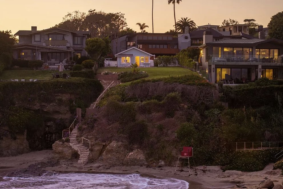 TripleNetTyler's tweet image. Is this 432 sq ft studio in Laguna Beach for sale? Yes

Is it listed for $18.8M? Yes

Is that $43K per foot? Also yes

Do I still want it? Absolutely