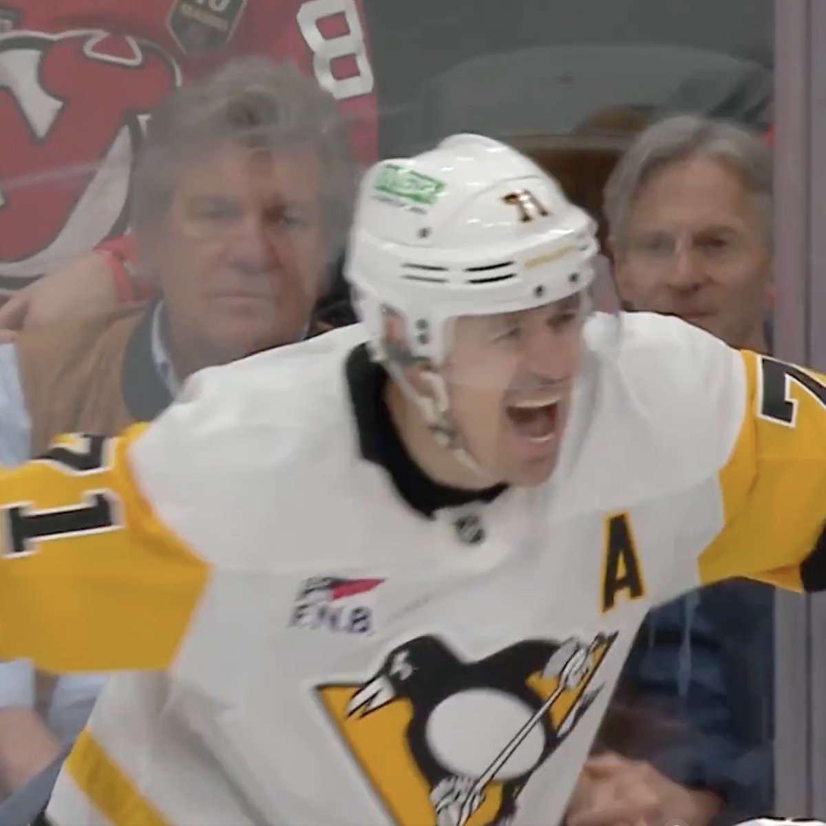 x- evgeni malkin's bald spot tweet media