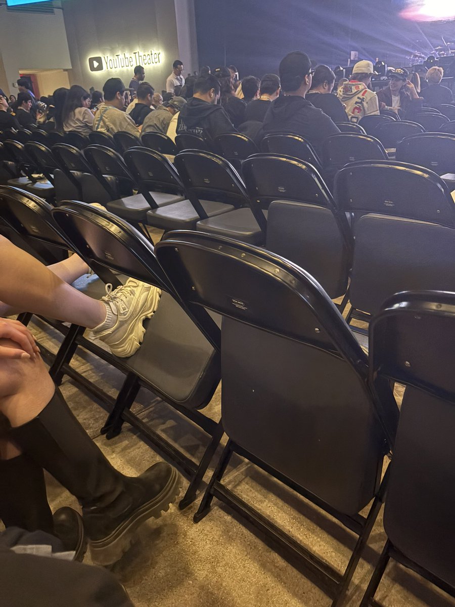 yrnzeek's tweet image. why this #white woman got her feet on the seat in front of her??? even the nigga that sat next to me said something to me about it😭😭😭