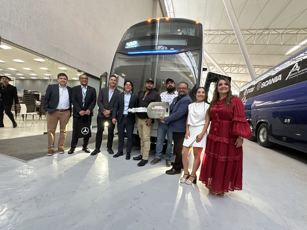 MagazzineTransp's tweet photo. .@DIFRENOSA entrega un autobús, Mercedes-Benz de la línea 25.48, Euro 5, 2026 a Transportes JESAMYC en el cierre de la Cumbre de la Alianza Nacional de Transportadoras Turísticas @ANTT
Esta plataforma cuenta con una carrocería doble piso de #Busscar e incluye 46 asientos en el piso superior y 16 lugares en el inferior, doble baño, pantallas, aire acondicionado y cajuelas lado a lado.
#MagazzinedelTransporte