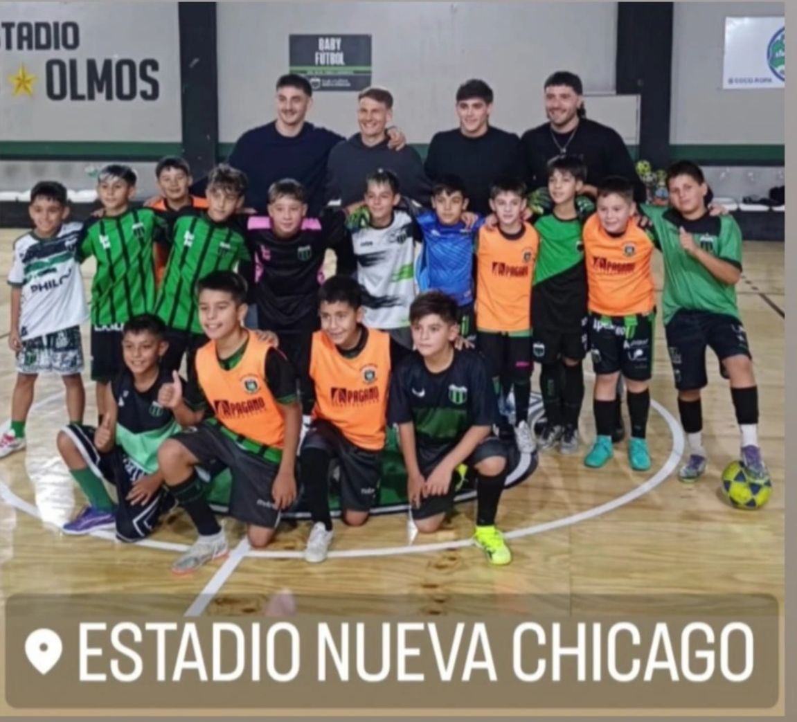 En el día de hoy parte del plantel profesional paso a saludar a los nenes del baby fútbol por el entrenamiento , seguimos sembrando el sentido de pertenencia que creemos fundamental para transmitir los valores de nuestra institución 💚🖤