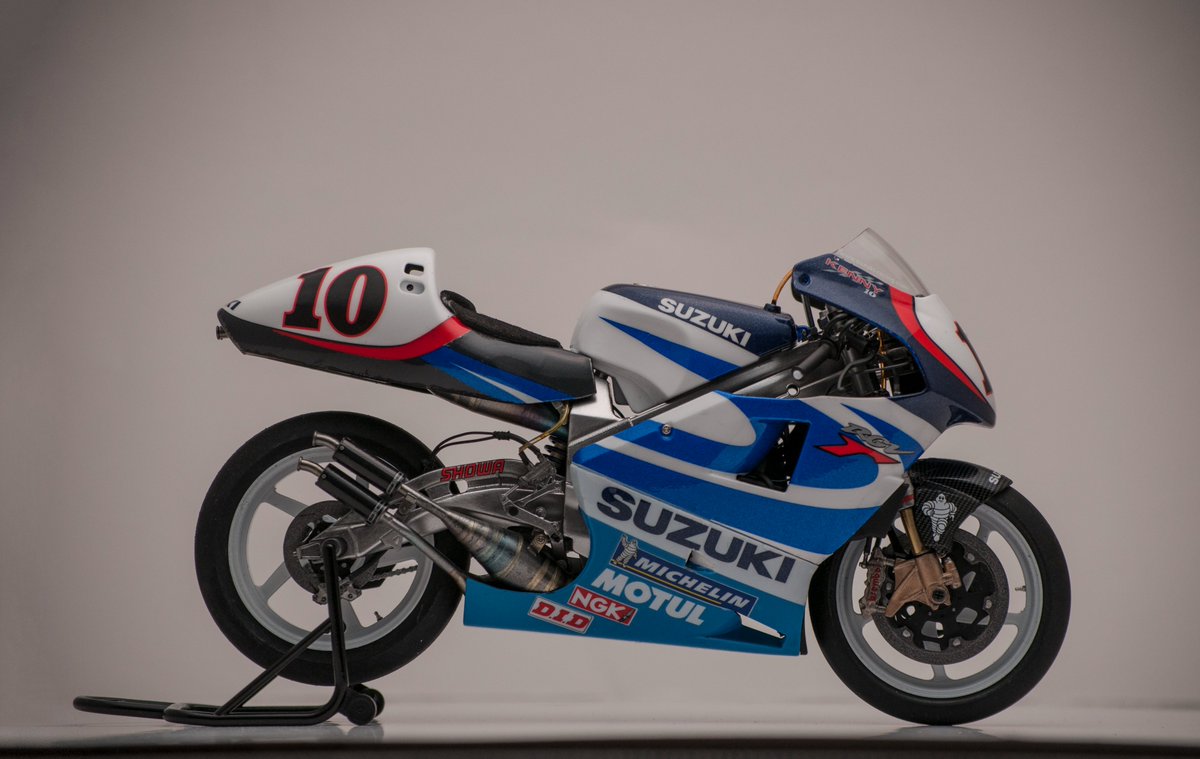 ScaleMoto's tweet photo. Finished.
#tamiyamotorcycle #tamiya #kennyrobertsjr #motogp #2stroke #112scale #suzuki #suzukimotorcycle #xr89 #rgy #gamma #motul #500cc https://t.co/O8tXtAuBWY