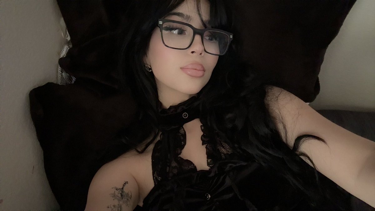emodeadghoul's tweet photo. velvet nights &amp; dangerous thoughts. 🦇 https://t.co/3DO30vxTfZ
