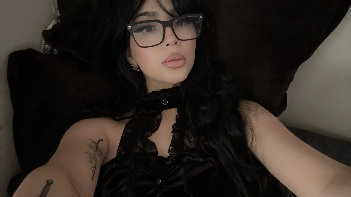 emodeadghoul's tweet photo. velvet nights &amp; dangerous thoughts. 🦇 https://t.co/3DO30vxTfZ