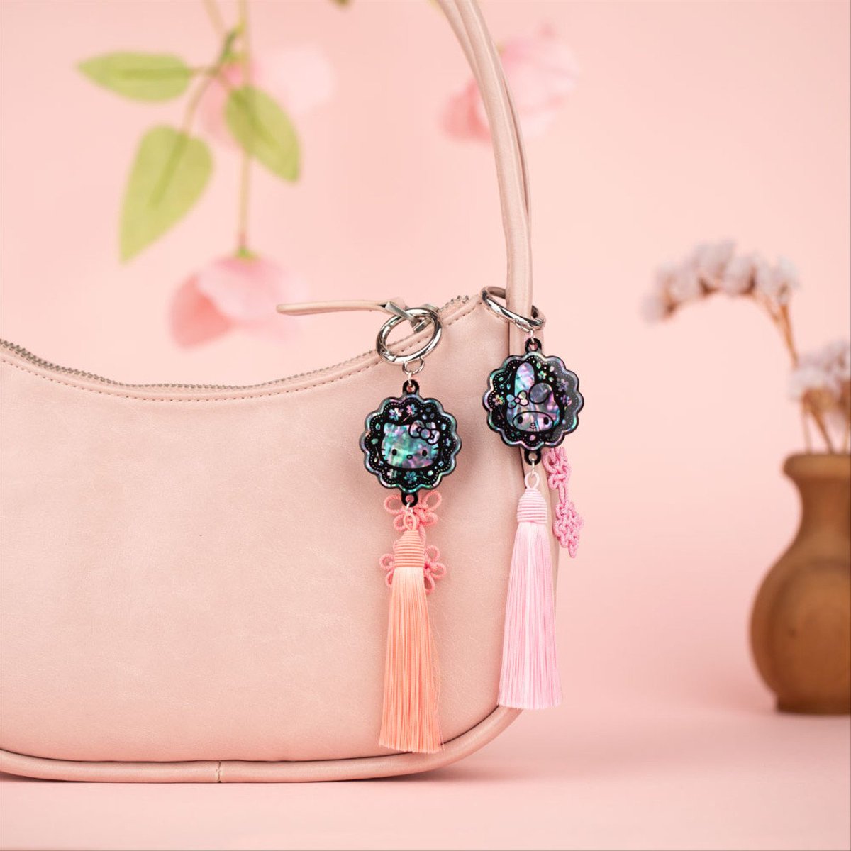 #RT이벤트

ミ🌸 산리오캐릭터즈 벚꽃 에디션 OPEN🌸彡

산리오캐릭터즈 콜라보 신작이 나왔어요!

🔁 RT ➕ 팔로우 = 참여완료🎉
가지고 싶은 캐릭터 댓글로 남겨주세요💓

총 4명!!!
2명에게 노방 책갈피, 2명에게 자개키링을 드려요-`♡´-

📅이벤트 일정: 4/10(금) ~ 4/12(일)
💐당첨자 발표: