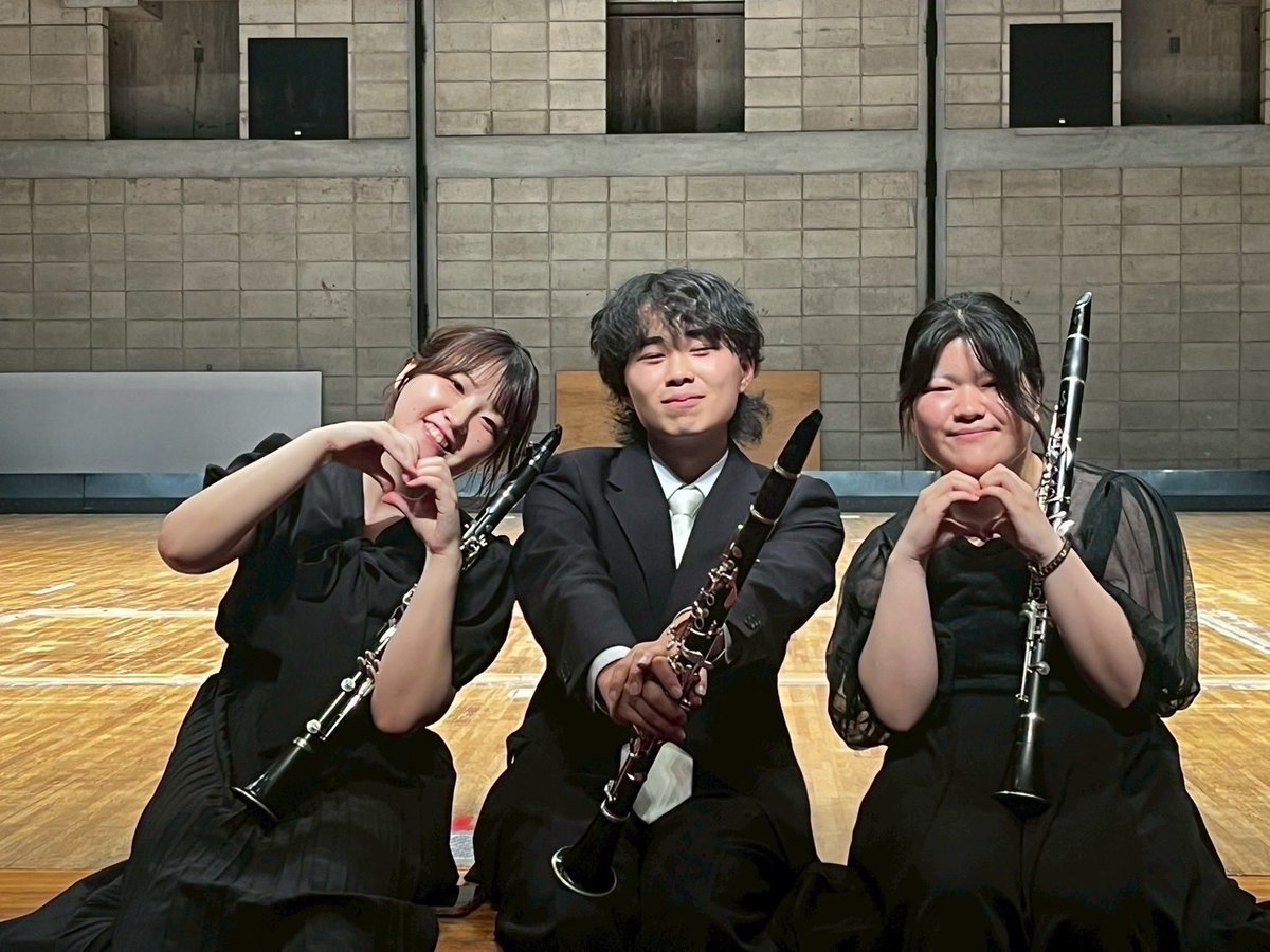 flow_orchestra's tweet photo. 【パート紹介 クラリネット】
⭐️4年1人、2年2人
⭐️部楽器:0

毎日元気に生きるクラリネットパートです！伴奏では皆に寄り添い、時に切なさ、優雅さ、そして甘さをも表現する楽器です♪
初心者の皆さん、私たちとクラリネットで毎日をhappyにしましょう！そして、吹奏楽出身の皆さん…A管が増えます！ https://t.co/UL9cYfKwbC