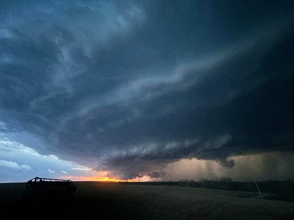 ColtForney's tweet photo. Fun chase from Greenleaf to Olsburg, KS. I made it just in time. A nice high-based supercell that had some structure at sunset to after dark. It was mostly undercut the whole time, but pretty.

I’ll add some more pics/vids tomorrow. #kswx https://t.co/jqEIrcs1oA