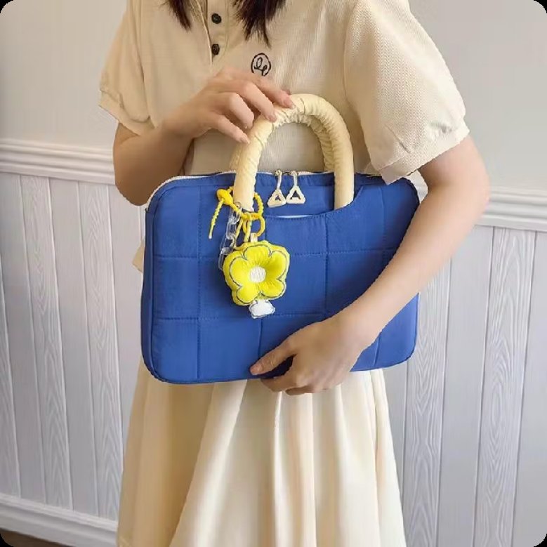 deronecamera's tweet photo. Kerja, kuliah, atau hangout tetap stylish 💻✨
Tas laptop dengan desain fluffy super cute ini nggak cuma aesthetic, tapi juga melindungi laptop kamu dengan maksimal 🤍 Dibuat dari bahan empuk dan ringan, nyaman dibawa ke mana aja tanpa ribet 🫰

— https://t.co/ojGgyJ73yC https://t.co/4WBjXZKnkh